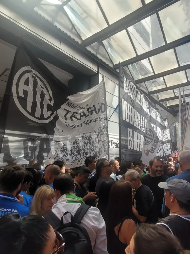 Repudio a la represión policial en las puertas de la Secretaría de Trabajo